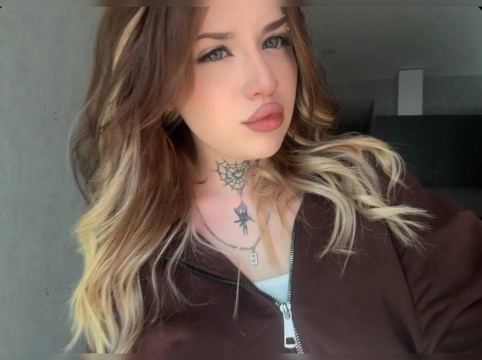 Webcam chat profile for HoneyMia