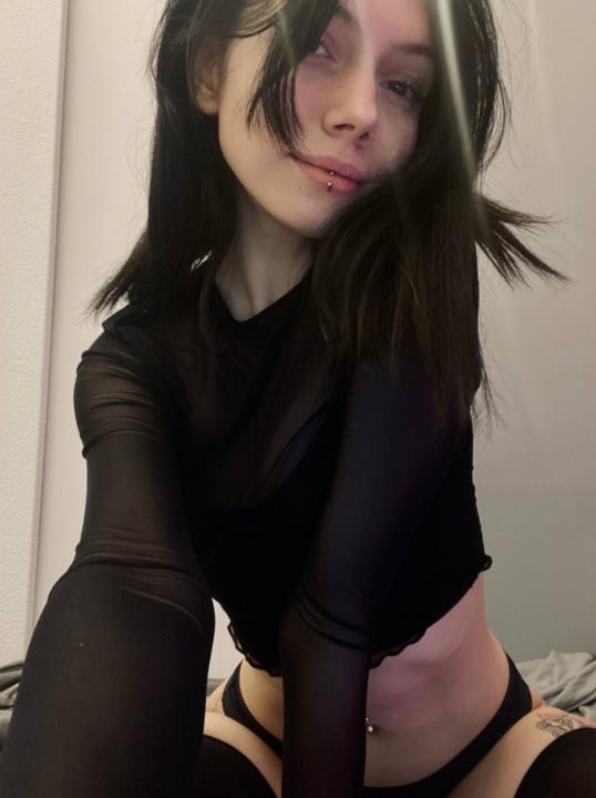 Webcam chat profile for LollyWet: Latex & rubber