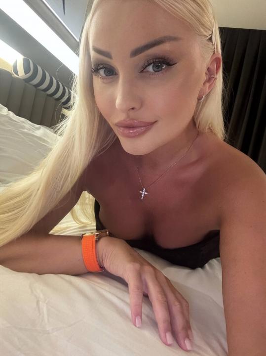 Webcam chat profile for SoniaMarsis: Outfits