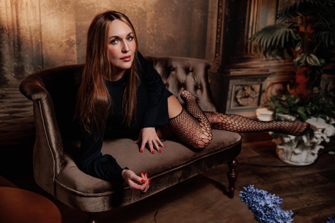 Webcam chat profile for EvieLove: Legs, feet & shoes