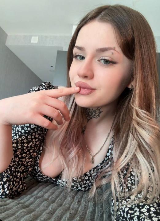 Webcam chat profile for HoneyMia