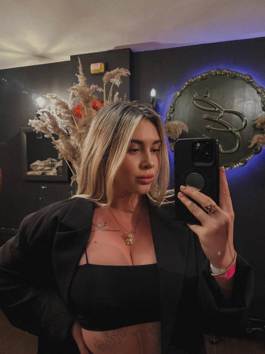 Webcam chat profile for MissGloria: Legs, feet & shoes