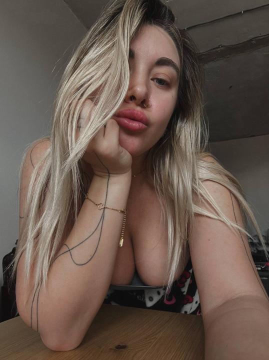 Webcam chat profile for MissGloria: Legs, feet & shoes