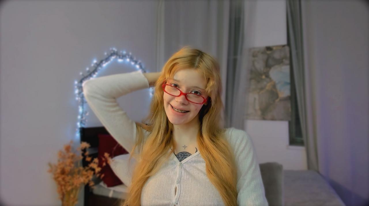 Webcam chat profile for SweetMell: Leather