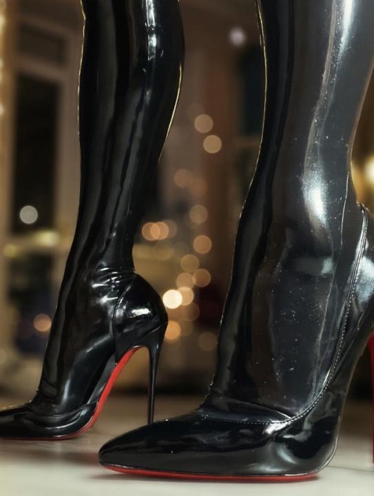 Webcam chat profile for DarkkMommyAri: Dominatrix