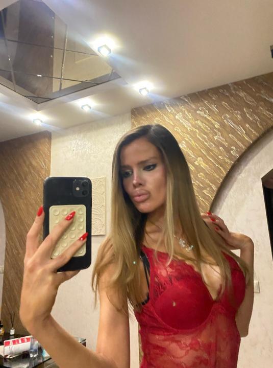 Webcam chat profile for Averlyn: Exhibition