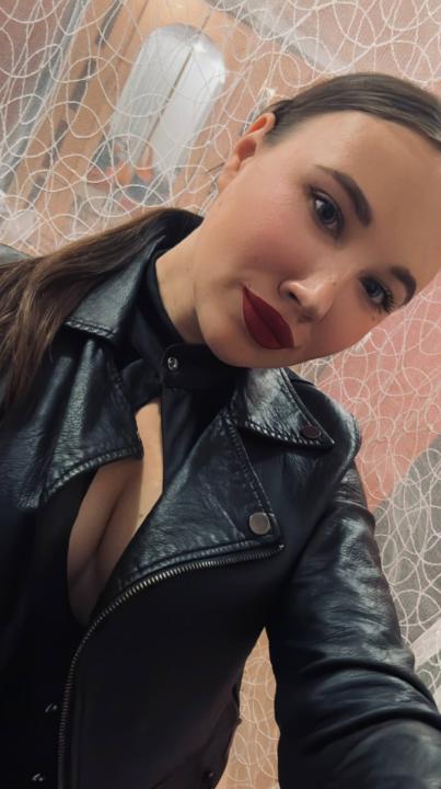 Webcam chat profile for LunaRiche: Ask about my Hobbies