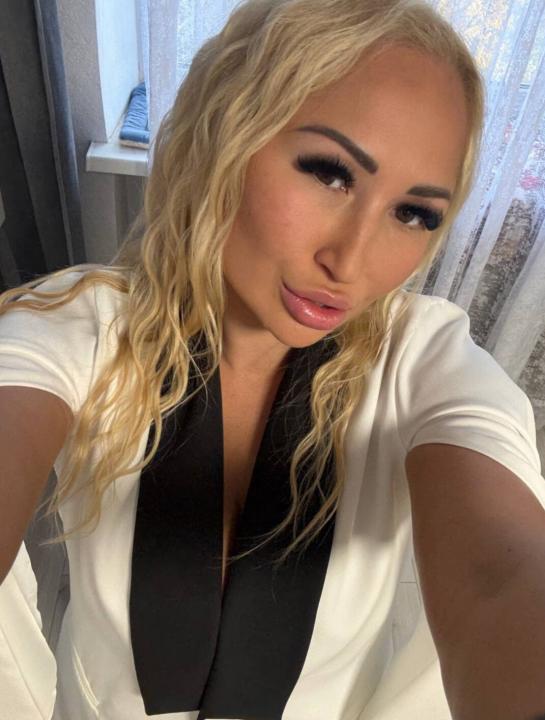 Webcam chat profile for CherryDreamer