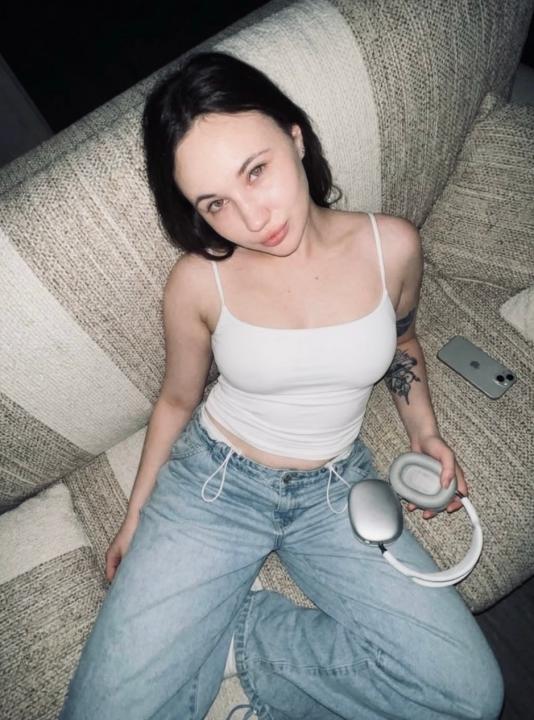 Webcam chat profile for LunaRiche: Ask about my Hobbies