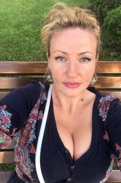 Webcam chat profile for Mariselle: Outfits