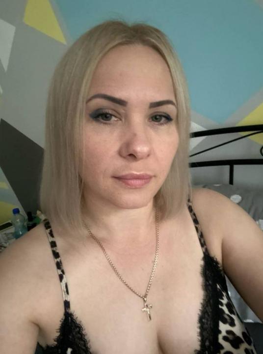 Webcam chat profile for Lunellee