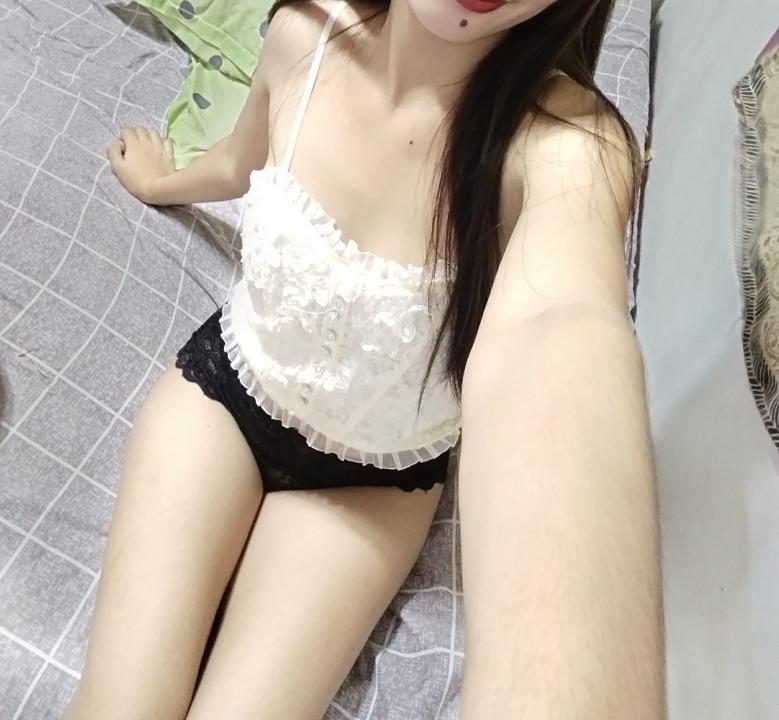 Webcam chat profile for Cutiekiffy18: Strip-tease