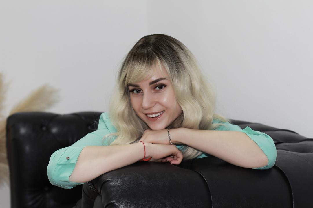 Webcam chat profile for KristiShy: Leather