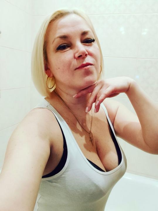 Webcam chat profile for WonderLady: Travel