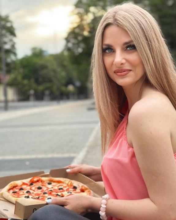 Webcam chat profile for SnowSpark: Nails