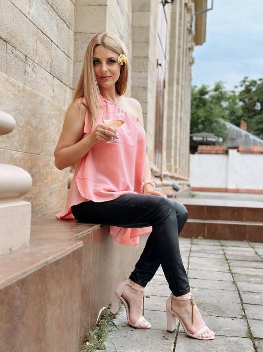 Webcam chat profile for SnowSpark: Nails