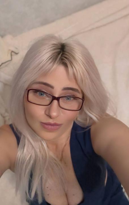 Webcam chat profile for 1Esmeralda: Ask about my Hobbies