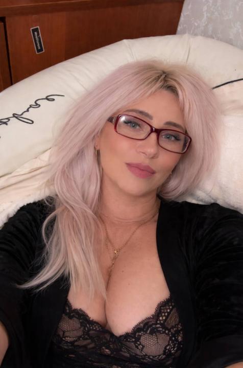 Webcam chat profile for 1Esmeralda: Ask about my Hobbies