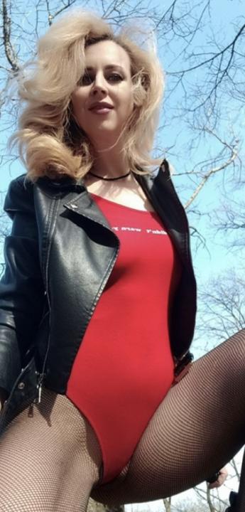 Webcam chat profile for SweettWomann: Legs, feet & shoes