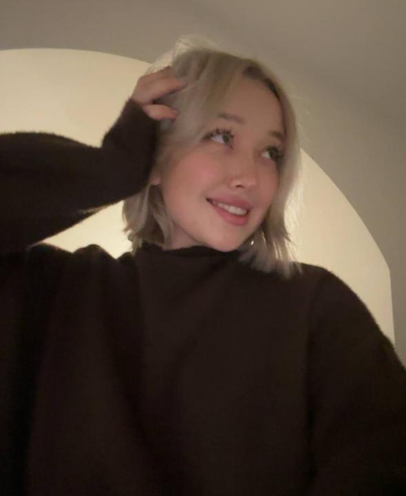 Webcam chat profile for blondessa: Legs, feet & shoes