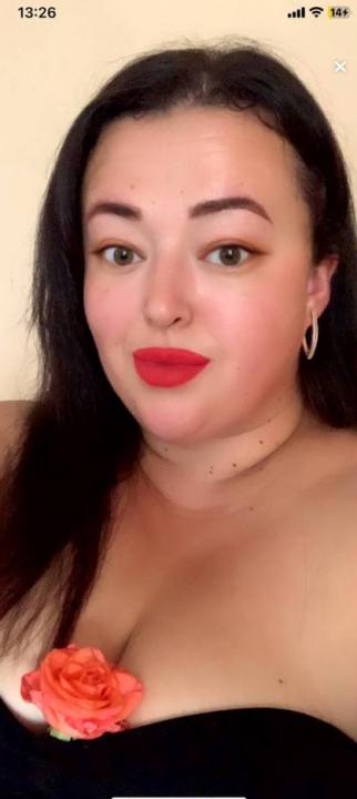 Webcam chat profile for SweetFire