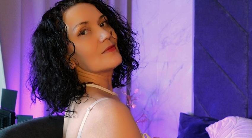 Webcam chat profile for IreneMarlow: Leather