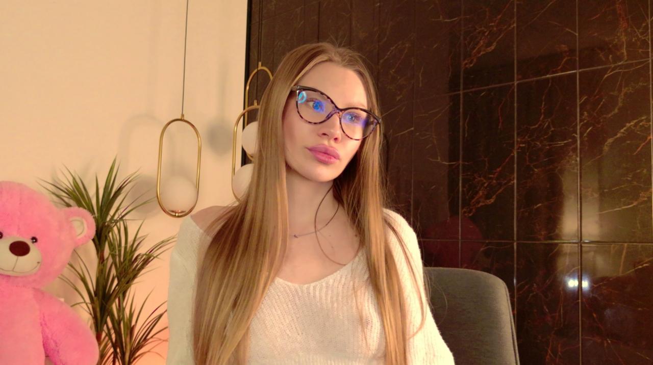 Webcam chat profile for MayMalone: Legs, feet & shoes