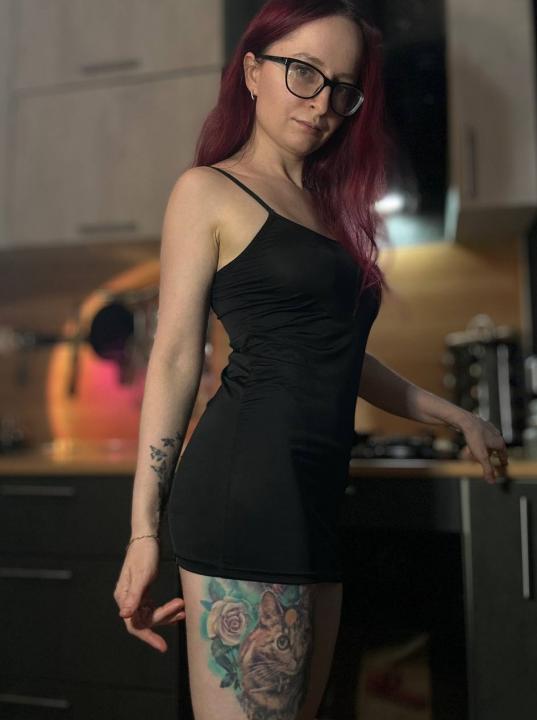 Webcam chat profile for CoyEmma: Strip-tease