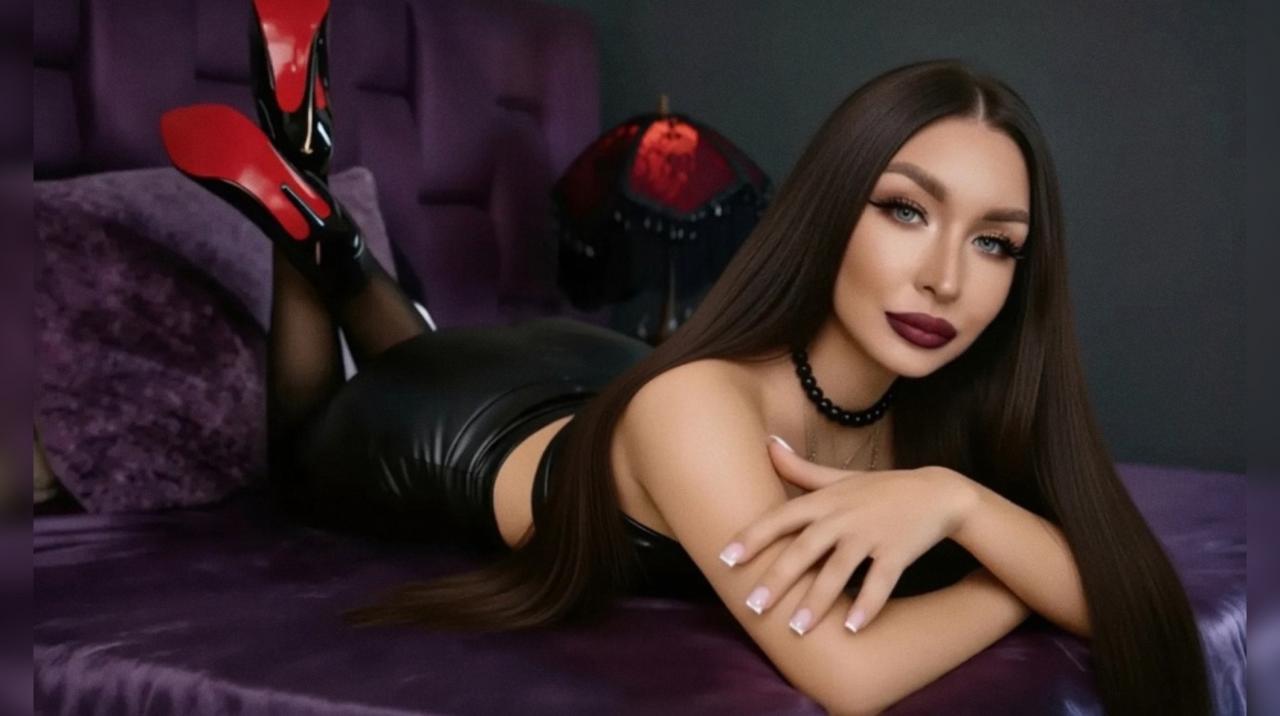 Webcam chat profile for LeaLoons: Leather