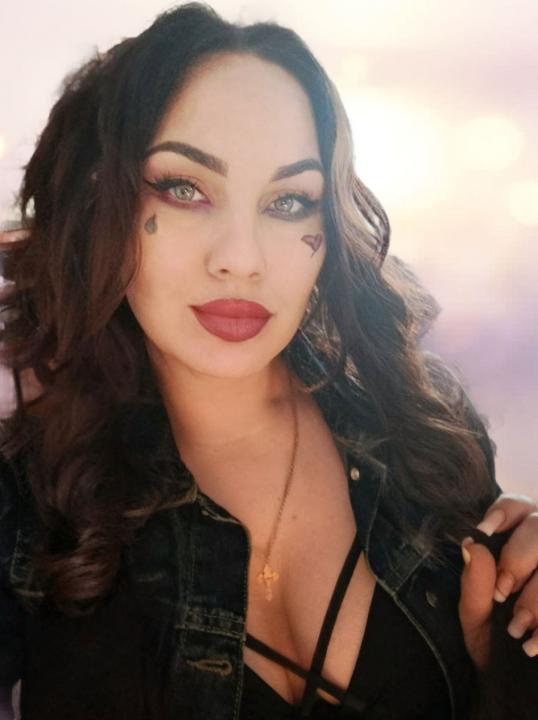 Webcam chat profile for MariseNoir: Dancing