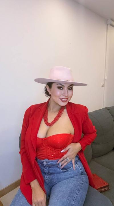 Webcam chat profile for Xynara: Ask about my Hobbies