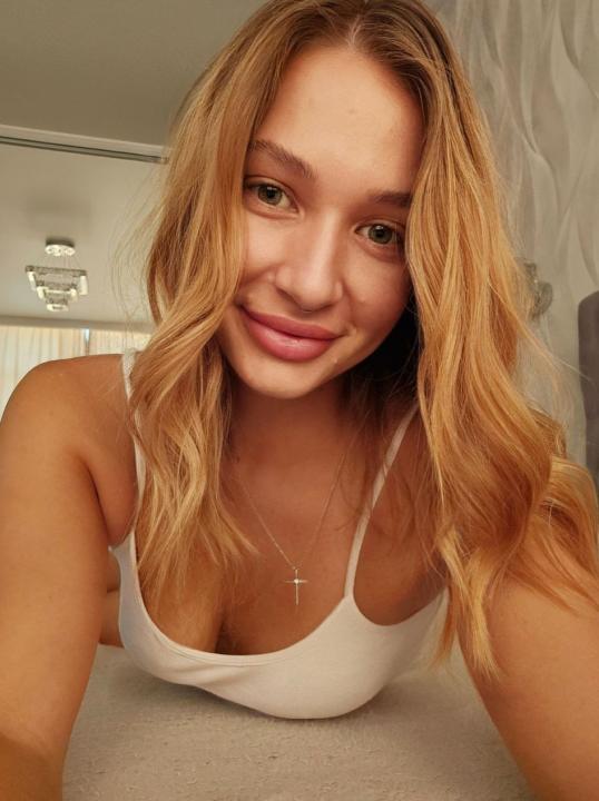 Webcam chat profile for ElinaVerde: Outfits