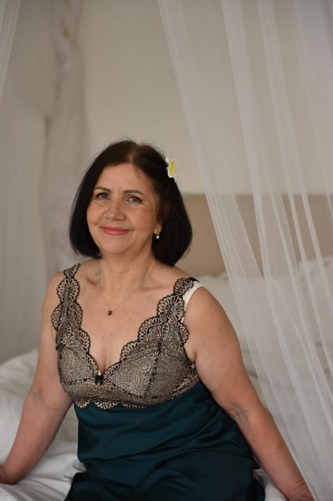 Webcam chat profile for OlgaHottie: Legs, feet & shoes