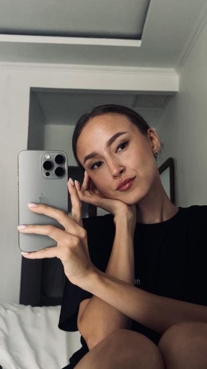 Webcam chat profile for Melarise: Nails