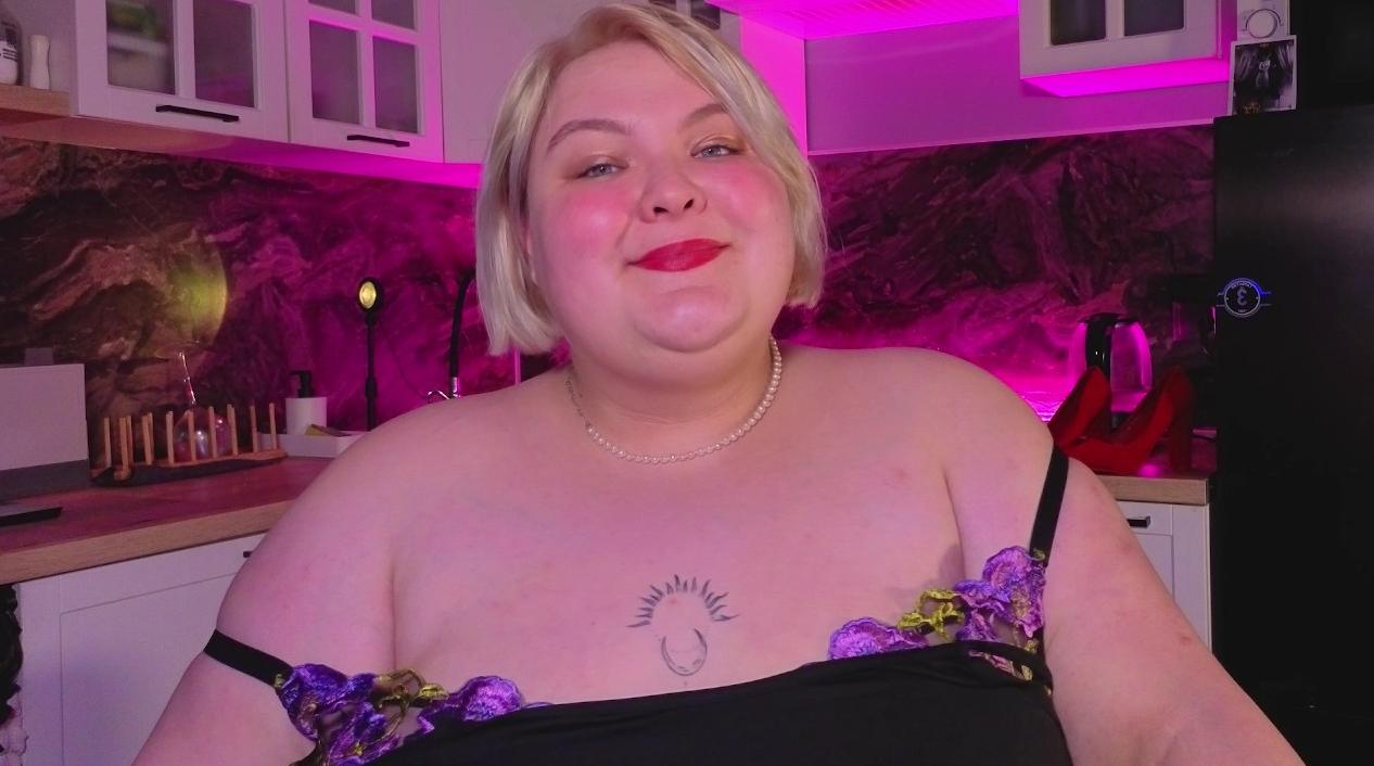 Webcam chat profile for EllaBigBabe: Leather