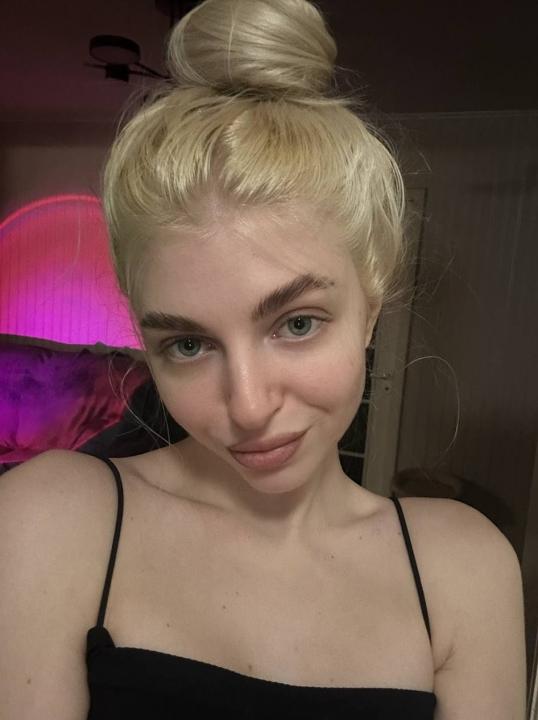 Webcam chat profile for Elunor