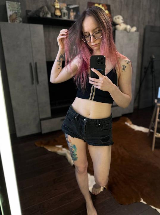 Webcam chat profile for CoyEmma: Strip-tease