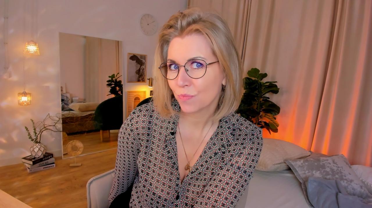 Webcam chat profile for AnnieLight: Legs, feet & shoes