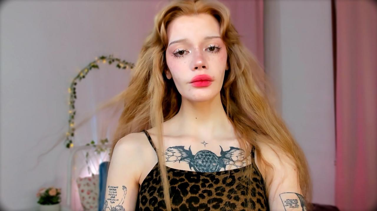 Webcam chat profile for SweetMell: Leather