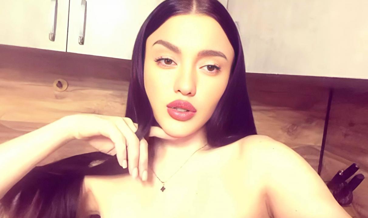 Webcam chat profile for AliseParis: Legs, feet & shoes