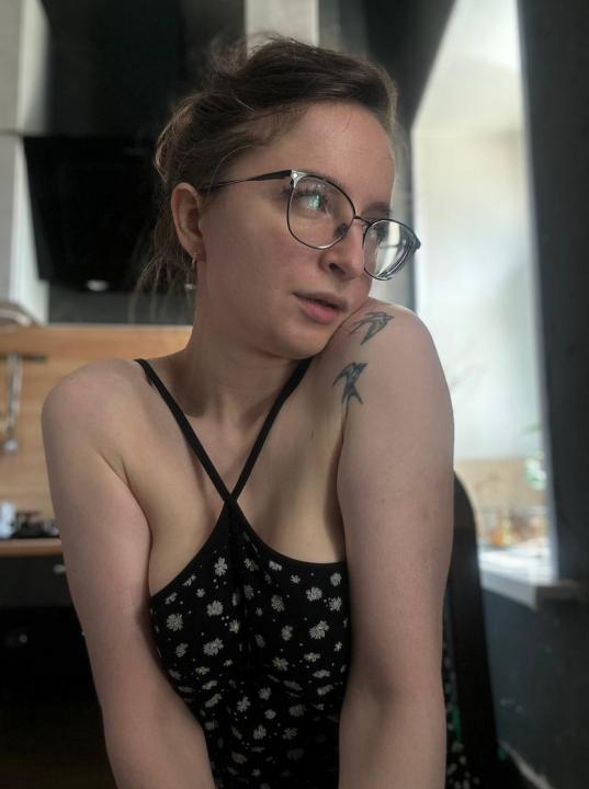 Webcam chat profile for CoyEmma: Strip-tease