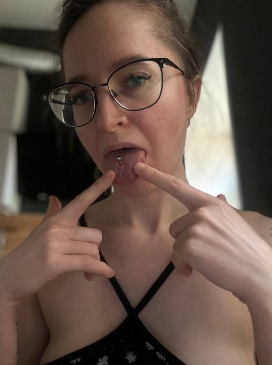 Webcam chat profile for CoyEmma: Strip-tease