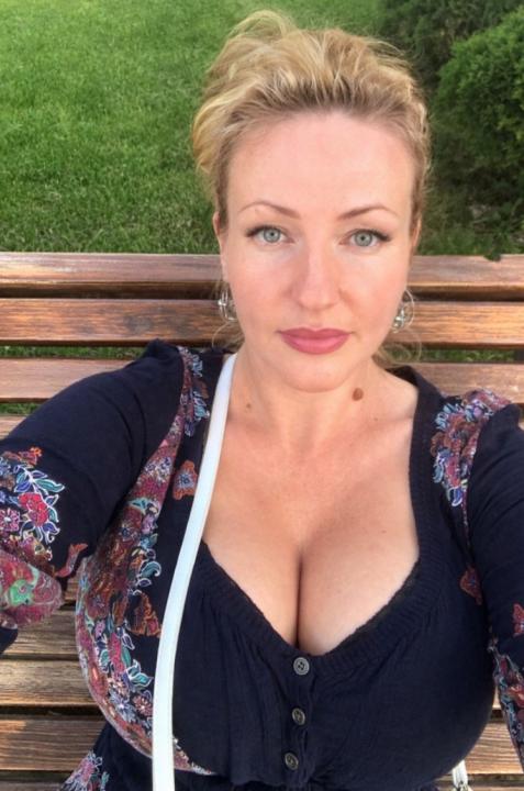 Webcam chat profile for Honelia: Ask about my Hobbies