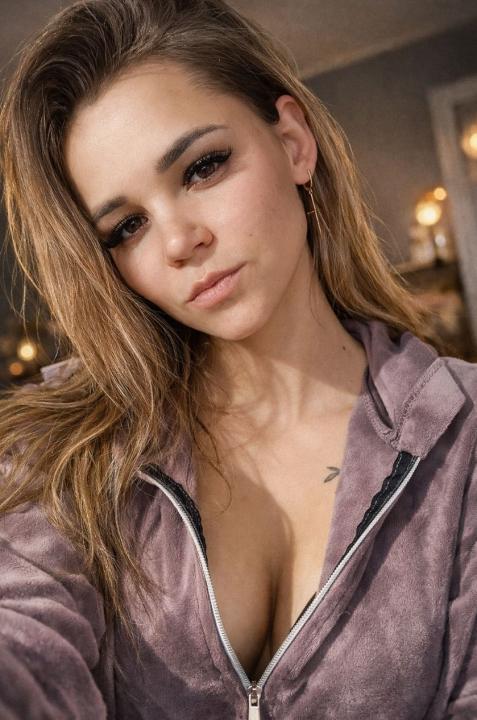 Webcam chat profile for Nensi: Outfits