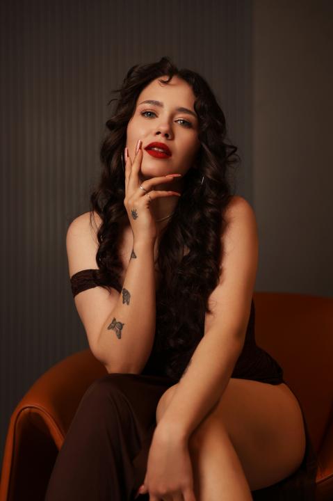 Webcam chat profile for AryaThorne: Legs, feet & shoes