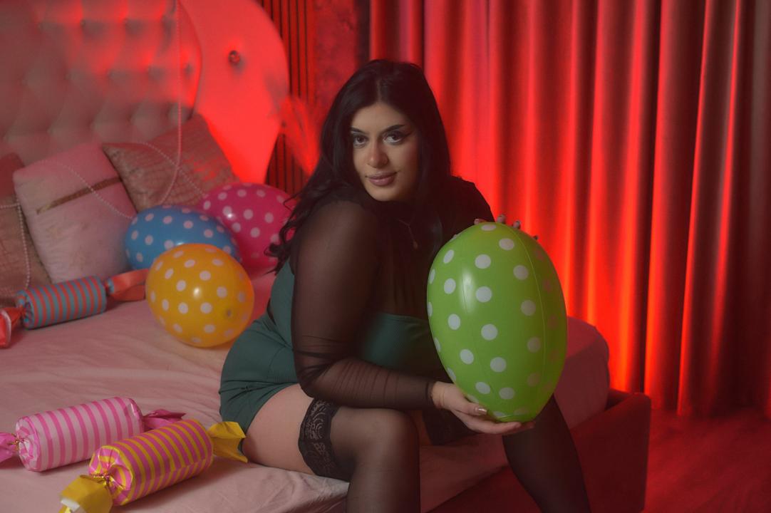 Webcam chat profile for NayaNoirX: Kissing