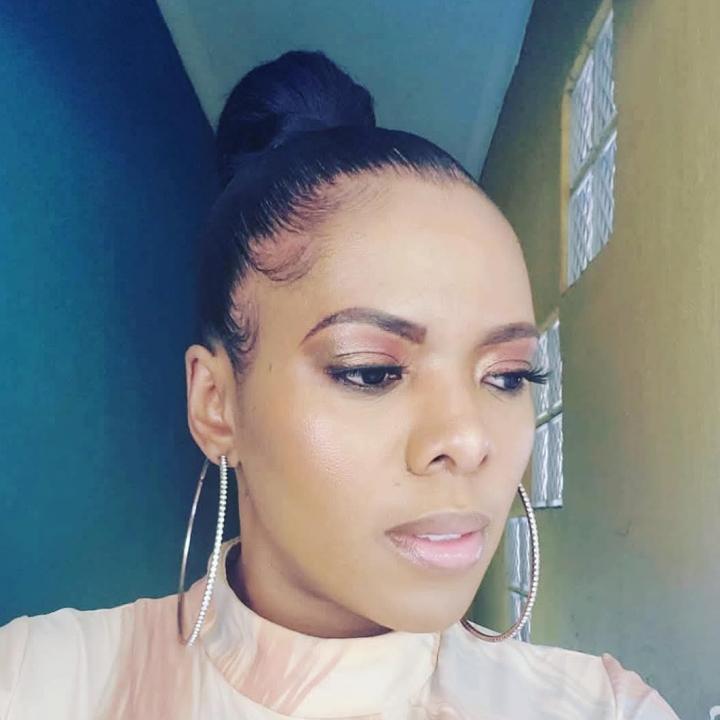 Webcam chat profile for Lolalitious: Legs, feet & shoes