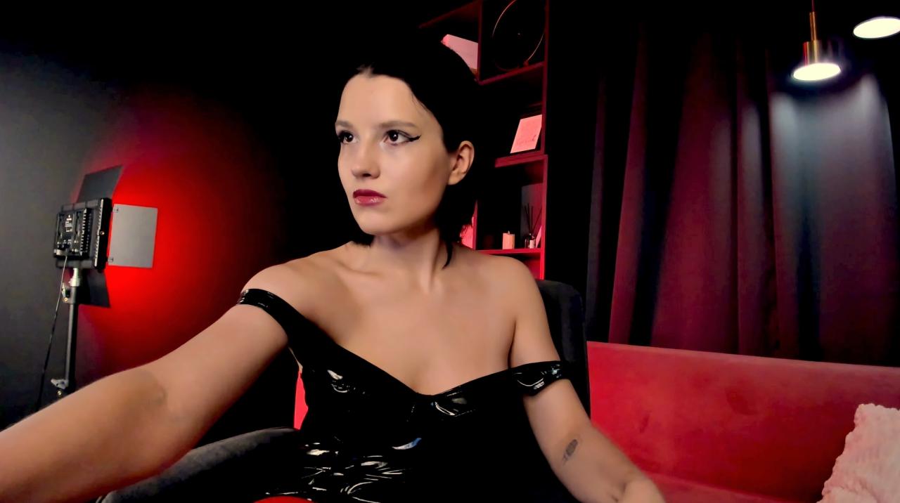 Webcam chat profile for RowenMoon: Latex & rubber