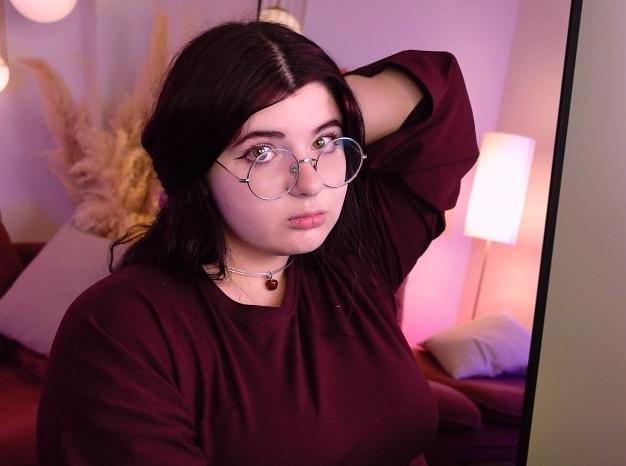 Webcam chat profile for SienaWest: Legs, feet & shoes