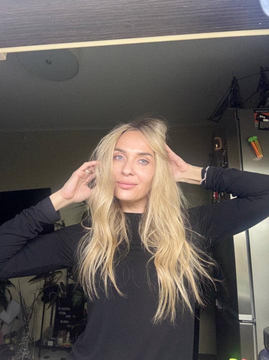 Webcam chat profile for Lumira: Ask about my Hobbies